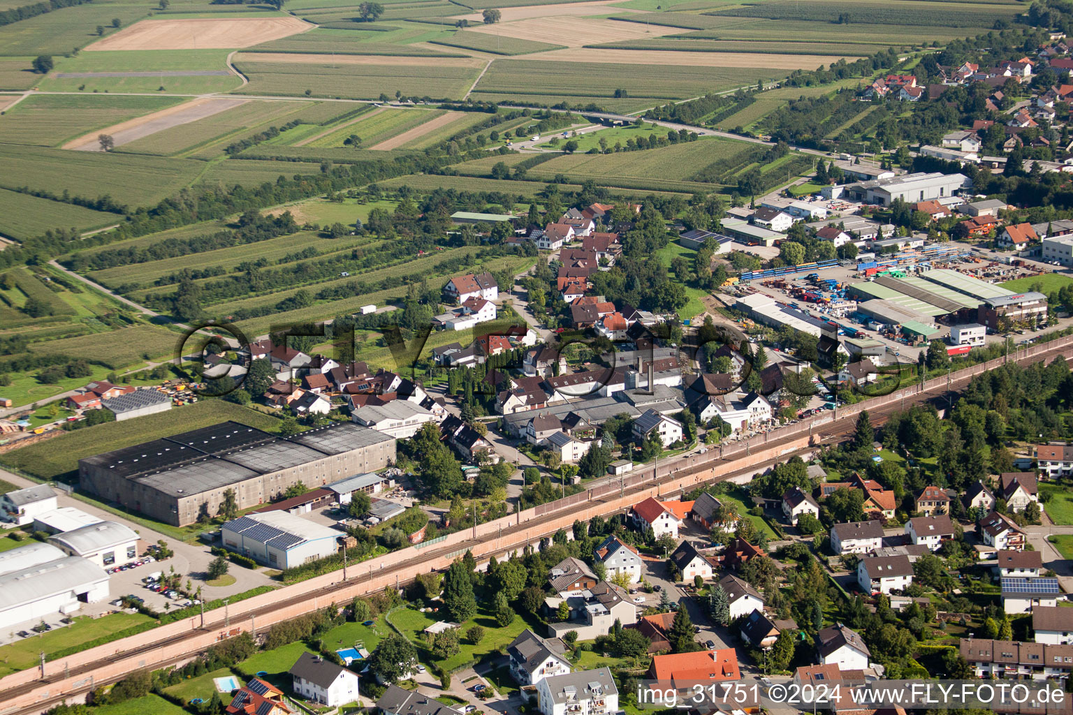 Gebäude und Produktionshallen auf dem Werksgelände Muffenrohr GmbH in Ottersweier im Bundesland Baden-Württemberg, Deutschland von oben gesehen