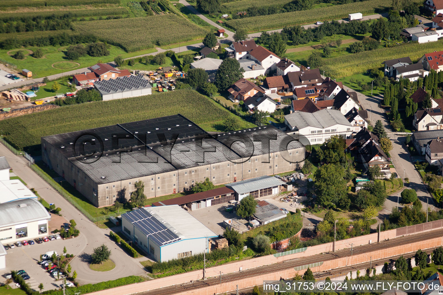 Gebäude und Produktionshallen auf dem Werksgelände Muffenrohr GmbH in Ottersweier im Bundesland Baden-Württemberg, Deutschland vom Flugzeug aus