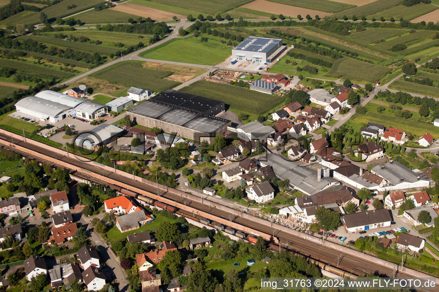 Gebäude und Produktionshallen auf dem Werksgelände Muffenrohr GmbH in Ottersweier im Bundesland Baden-Württemberg, Deutschland aus der Luft betrachtet