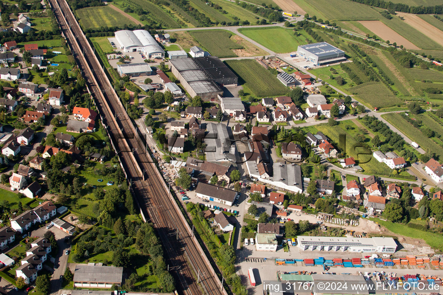 Drohnenbild von Gebäude und Produktionshallen auf dem Werksgelände Muffenrohr GmbH in Ottersweier im Bundesland Baden-Württemberg, Deutschland
