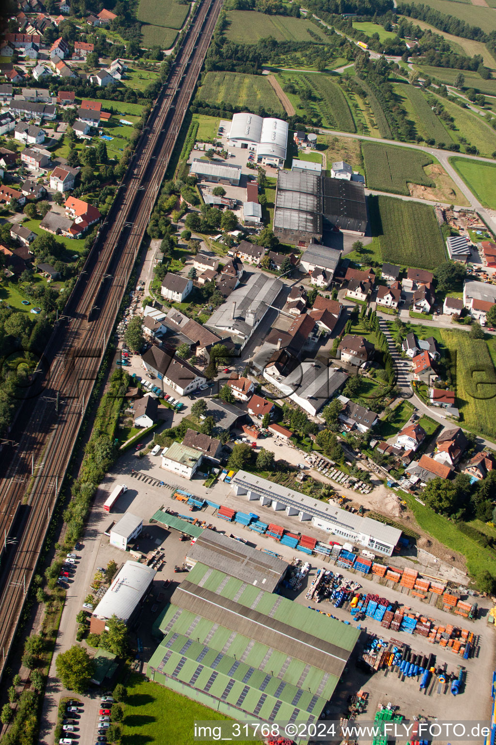 Gebäude und Produktionshallen auf dem Werksgelände Muffenrohr GmbH in Ottersweier im Bundesland Baden-Württemberg, Deutschland aus der Drohnenperspektive