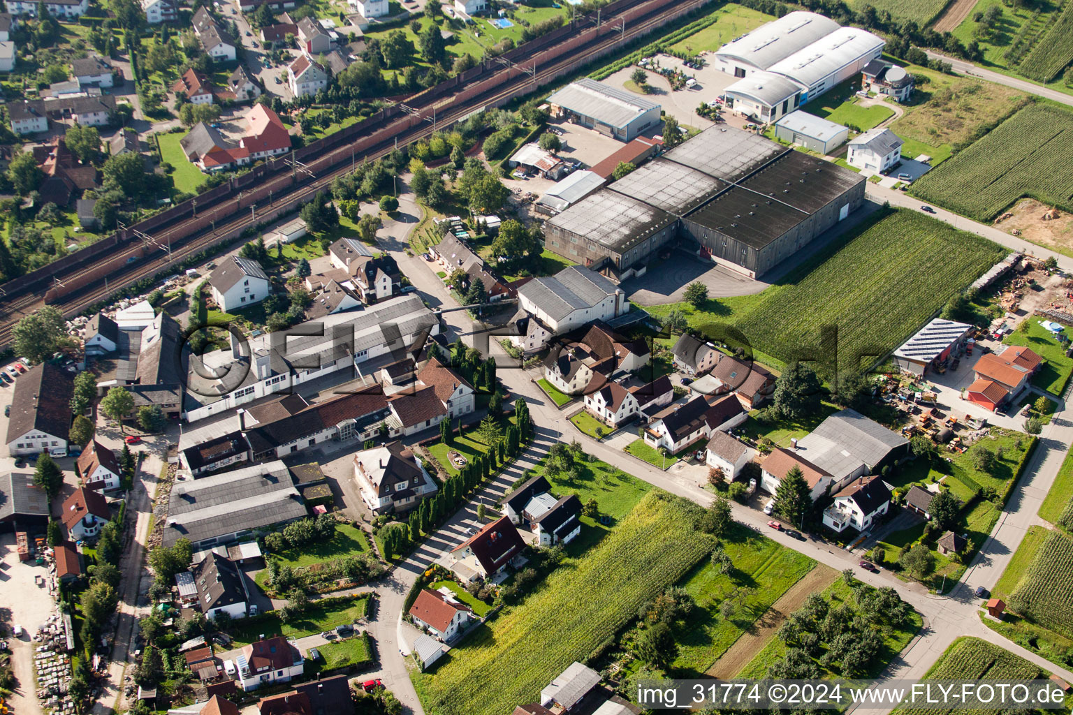 Schrägluftbild von Gebäude und Produktionshallen auf dem Werksgelände Muffenrohr GmbH in Ottersweier im Bundesland Baden-Württemberg, Deutschland