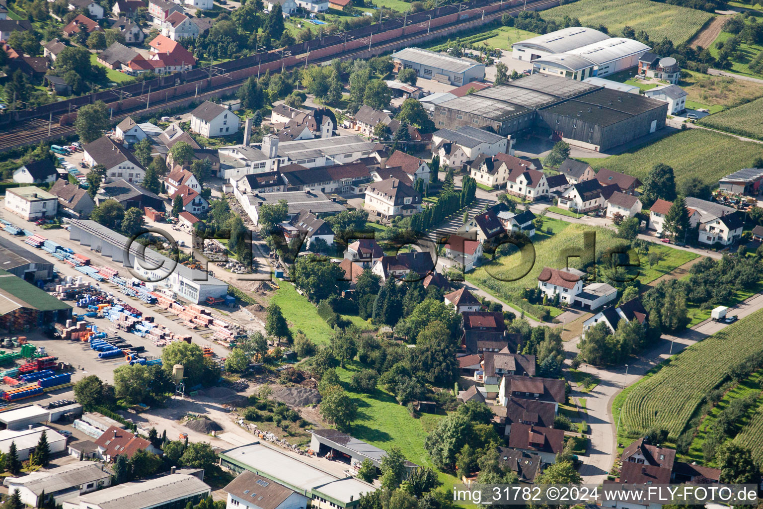 Gebäude und Produktionshallen auf dem Werksgelände Muffenrohr GmbH in Ottersweier im Bundesland Baden-Württemberg, Deutschland von oben gesehen
