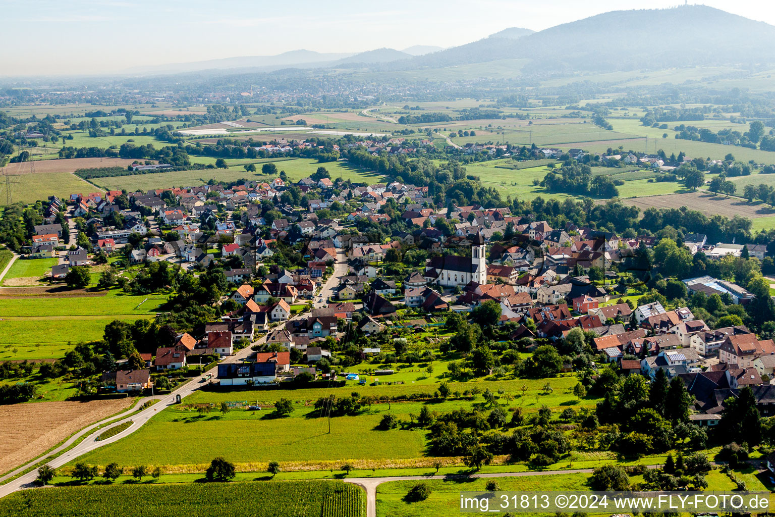 Dorf - Ansicht am Rande von landwirtschaftlichen Feldern und Nutzflächen in Weitenung in Bühl im Bundesland Baden-Württemberg, Deutschland