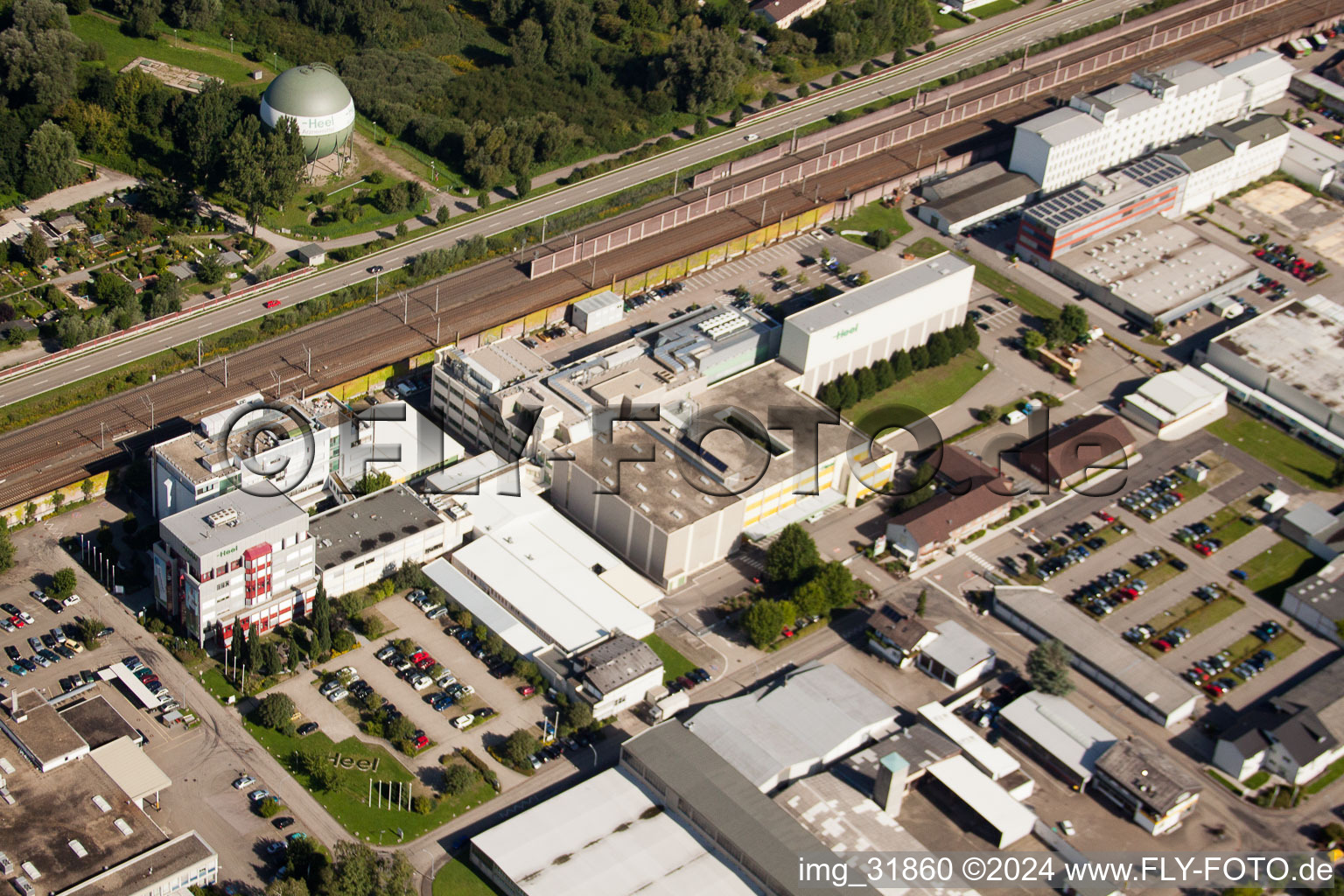 Luftbild von Gebäude und Produktionshallen auf dem Werksgelände Biologische Heilmittel Heel GmbH Dr.-Reckeweg-Straße im Ortsteil Oos in Baden-Baden im Bundesland Baden-Württemberg, Deutschland