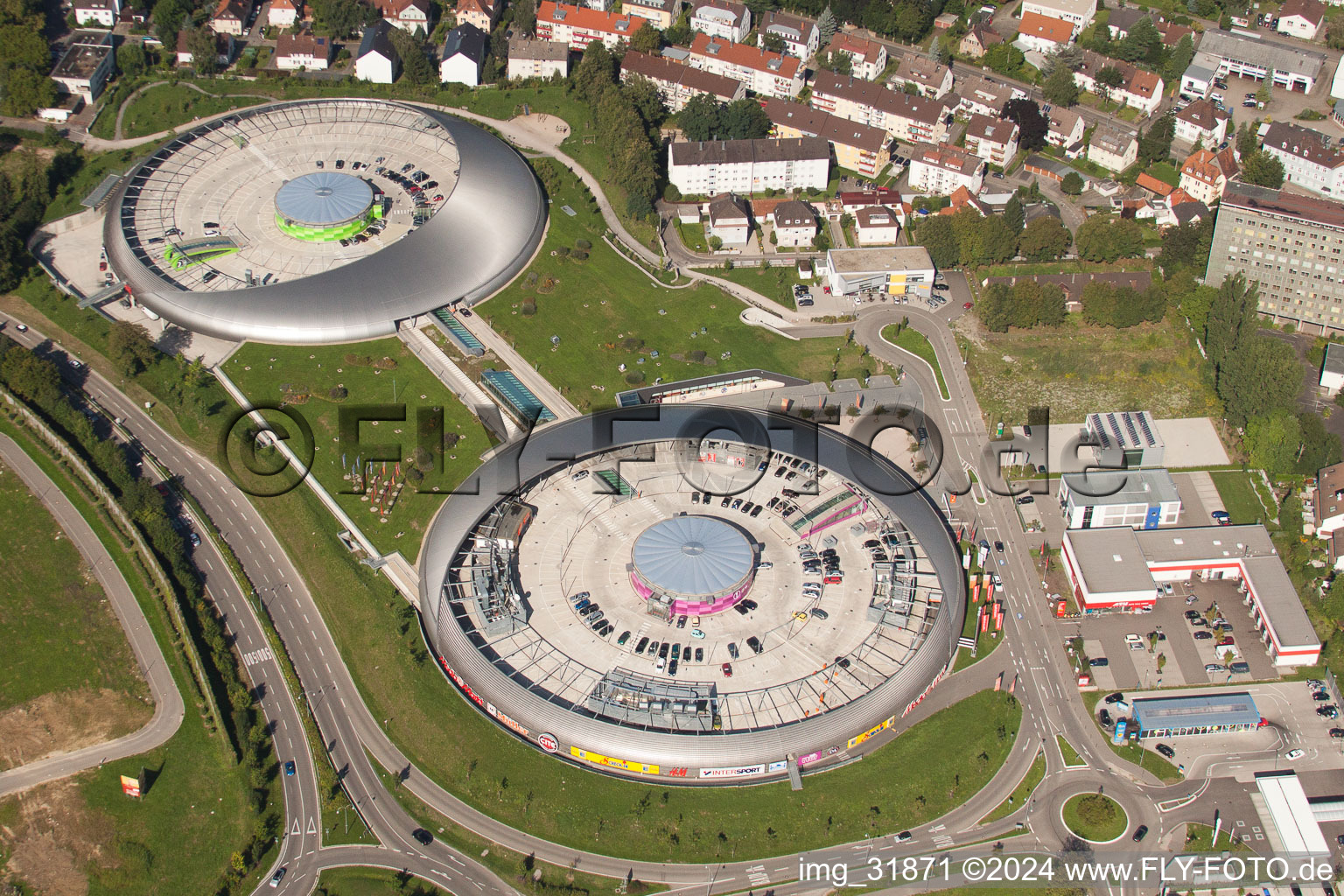 Drohnenbild von Das Ufo ähnliche Gebäude des Einkaufszentrum Shopping Cite der ECE Centermanagement GmbH in Baden-Baden im Ortsteil Oos im Bundesland Baden-Württemberg, Deutschland