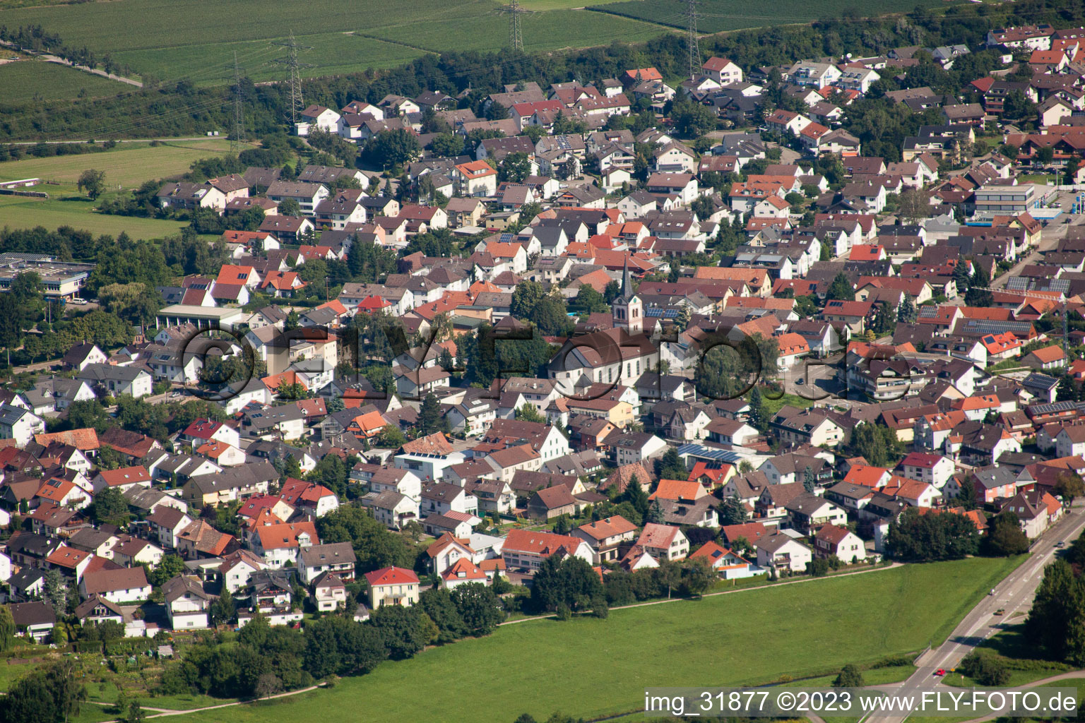 Luftaufnahme von Ortsteil Sandweier in Baden-Baden im Bundesland Baden-Württemberg, Deutschland