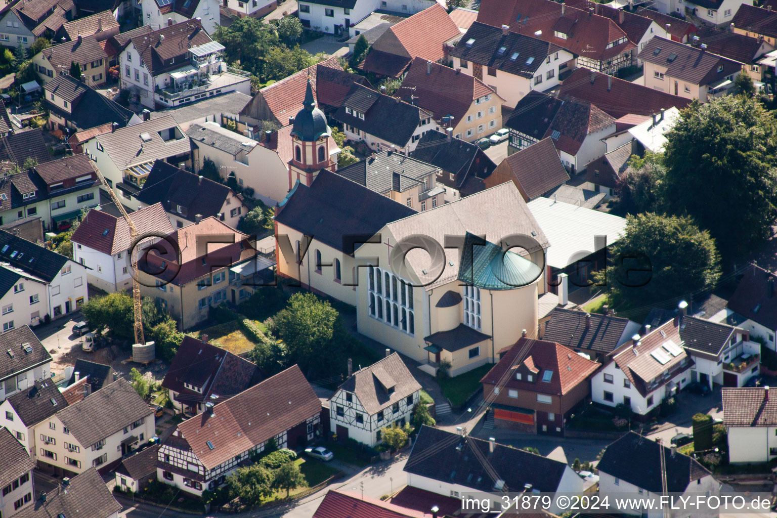 Kirchengebäude von St. Bartholomäus im Dorfkern im Ortsteil Haueneberstein in Baden-Baden im Bundesland Baden-Württemberg, Deutschland