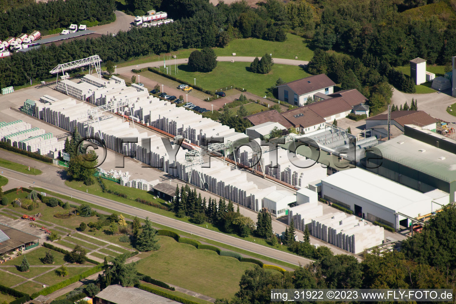 Luftbild von Gebäude und Produktionshallen auf dem Werksgelände der Heidelberger Kalksandstein GmbH - Werk Durmersheim in Durmersheim im Bundesland Baden-Württemberg, Deutschland