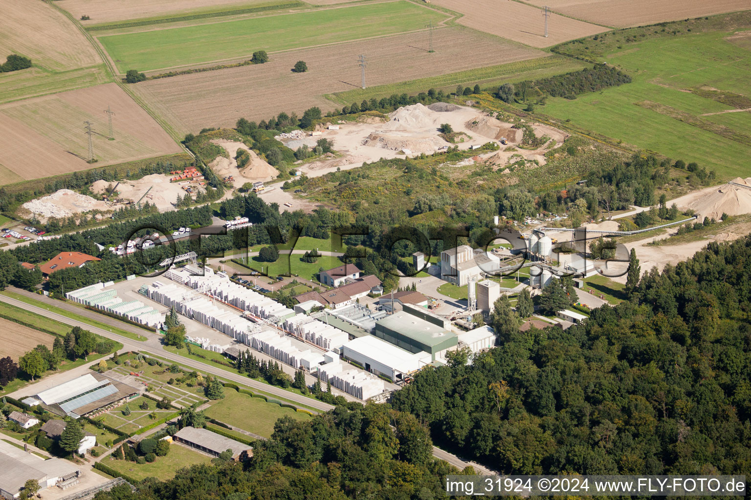 Schrägluftbild von Gebäude und Produktionshallen auf dem Werksgelände der Heidelberger Kalksandstein GmbH - Werk Durmersheim in Durmersheim im Bundesland Baden-Württemberg, Deutschland