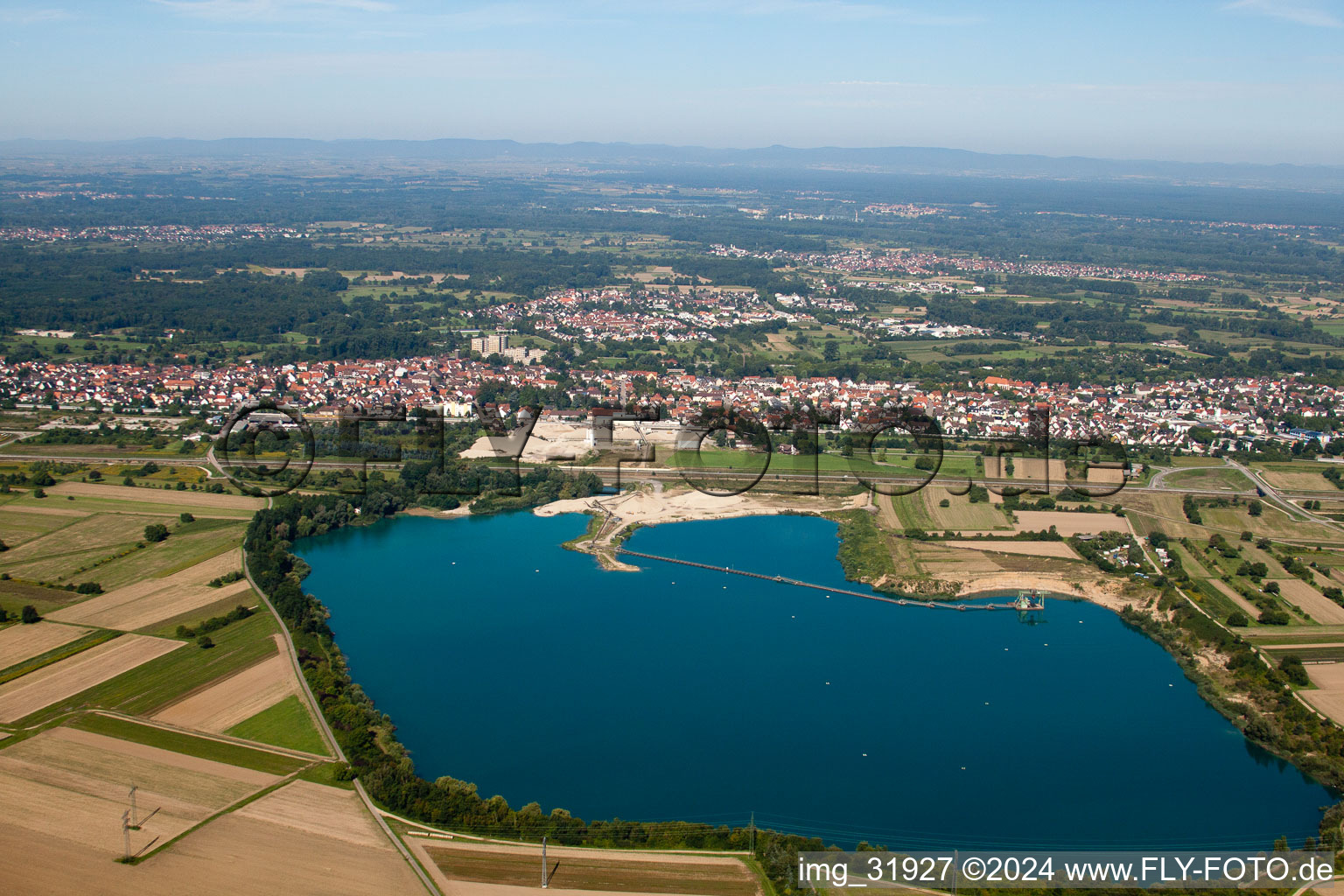 Kiesgrube von Osten in Durmersheim im Bundesland Baden-Württemberg, Deutschland