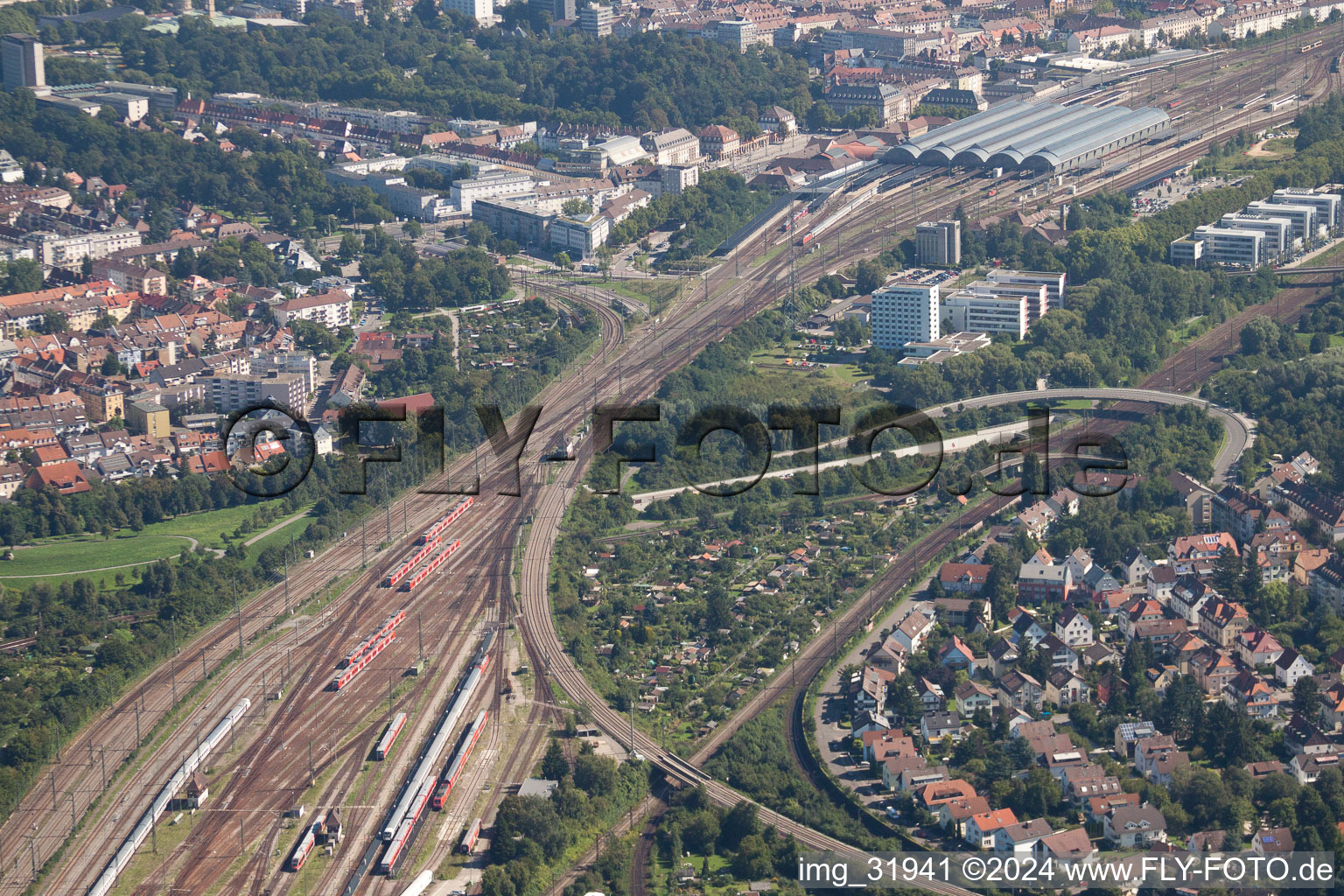 Luftaufnahme von Gleisverlauf und Gebäude des Hauptbahnhofes der Deutschen Bahn in Karlsruhe im Ortsteil Südweststadt im Bundesland Baden-Württemberg, Deutschland