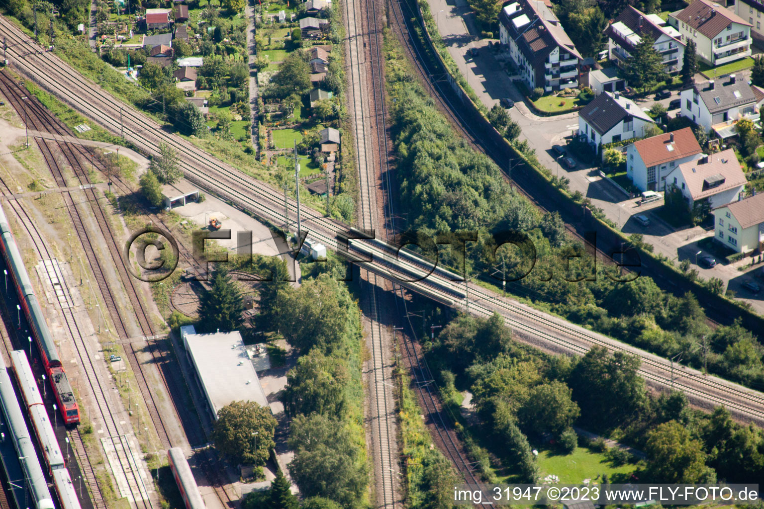 Luftbild von Streckenführung der Bahn- Kreuzung der Schienen- und Gleisanlagen der Deutschen Bahn in Karlsruhe im Ortsteil Weiherfeld-Dammerstock im Bundesland Baden-Württemberg, Deutschland