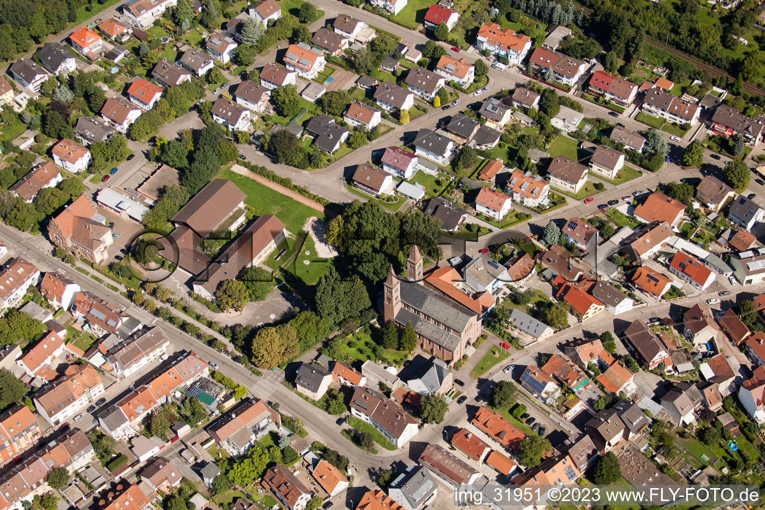 Luftbild von St. Cyriakus im Ortsteil Beiertheim-Bulach in Karlsruhe im Bundesland Baden-Württemberg, Deutschland