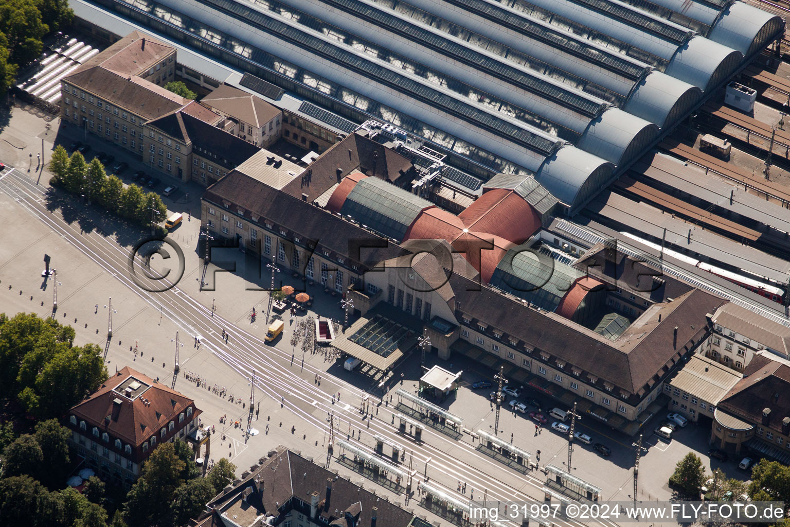 Luftbild von Gleisverlauf und Gebäude des Hauptbahnhofes Karlsruhe in Karlsruhe im Ortsteil Südweststadt im Bundesland Baden-Württemberg, Deutschland