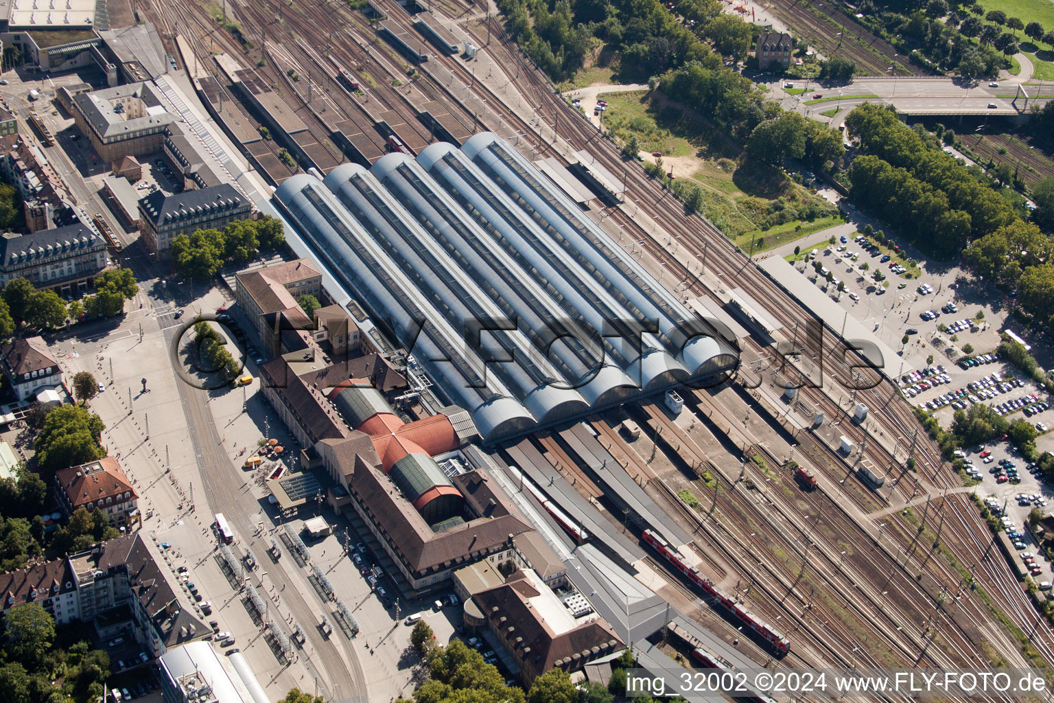 Drohnenbild von Gleisverlauf und Gebäude des Hauptbahnhofes der Deutschen Bahn in Karlsruhe im Ortsteil Südweststadt im Bundesland Baden-Württemberg, Deutschland