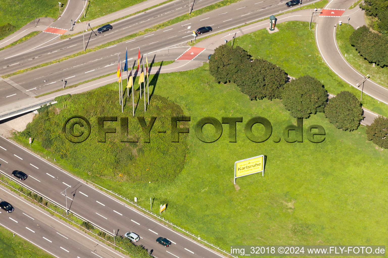 Luftbild von Straßenkreuzung B10 mit Ettlinger Allee in Karlsruhe im Ortsteil Weiherfeld-Dammerstock im Bundesland Baden-Württemberg, Deutschland