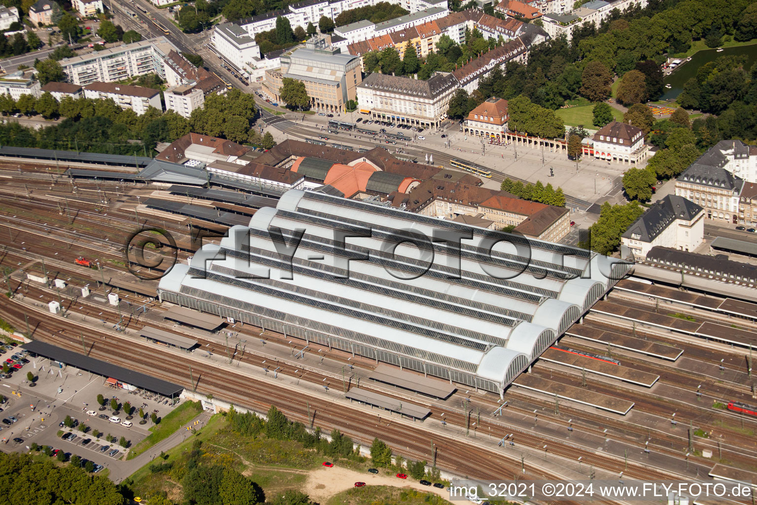 Luftbild von Gleisverlauf und Gebäude des Hauptbahnhofes der Deutschen Bahn in Karlsruhe im Ortsteil Südweststadt im Bundesland Baden-Württemberg, Deutschland
