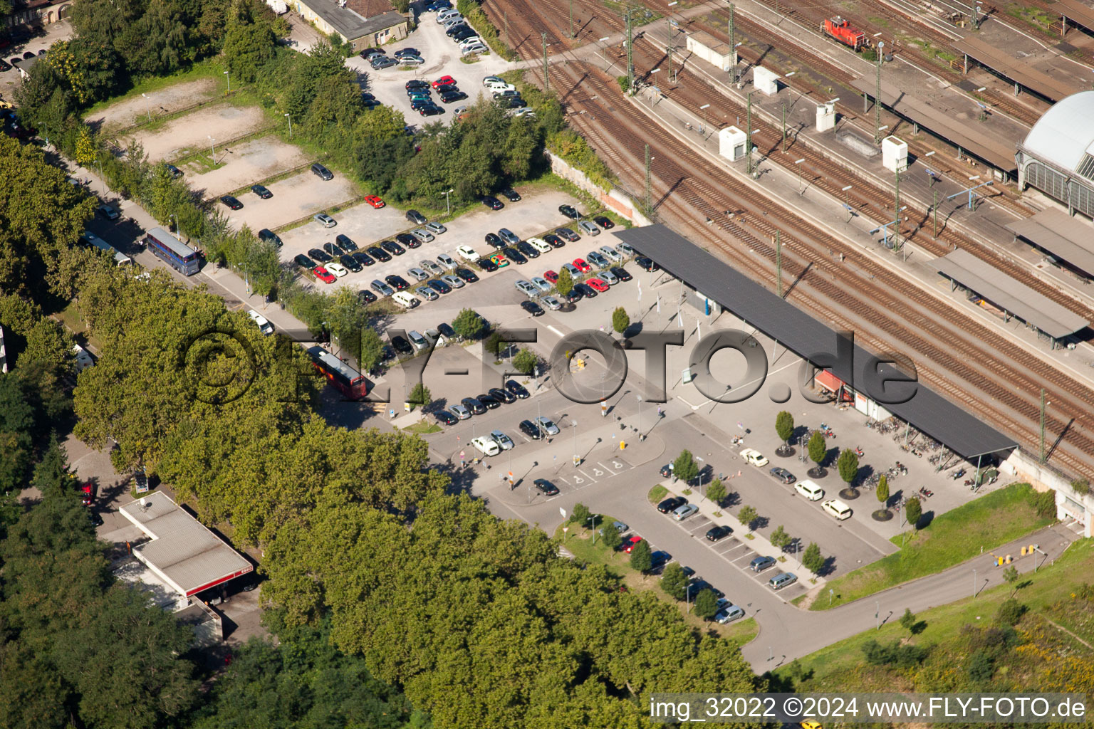 Luftaufnahme von Gleisverlauf und Gebäude des Hauptbahnhofes der Deutschen Bahn in Karlsruhe im Ortsteil Südweststadt im Bundesland Baden-Württemberg, Deutschland