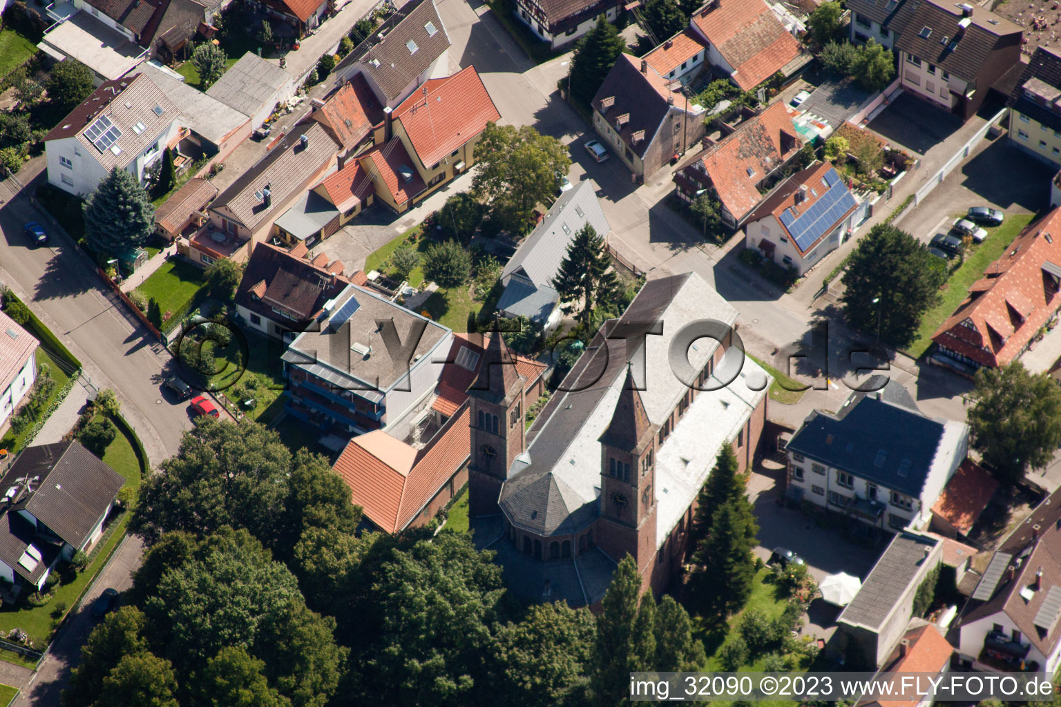 Luftaufnahme von St. Cyriakus im Ortsteil Beiertheim-Bulach in Karlsruhe im Bundesland Baden-Württemberg, Deutschland