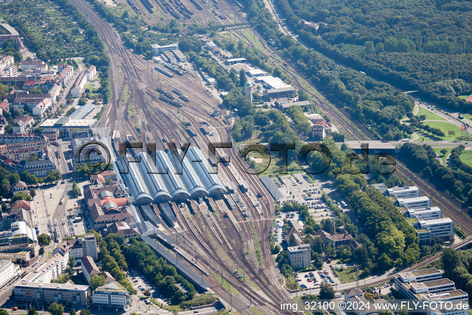 Gleisverlauf und Gebäude des Hauptbahnhofes der Deutschen Bahn in Karlsruhe im Ortsteil Südweststadt im Bundesland Baden-Württemberg, Deutschland von oben gesehen