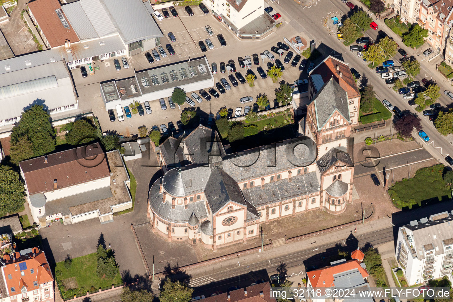 Kirchenturm und Turm- Dach am Kirchengebäude der katholischen Kirche St. Bonifatius im Ortsteil Weststadt in Karlsruhe im Bundesland Baden-Württemberg, Deutschland