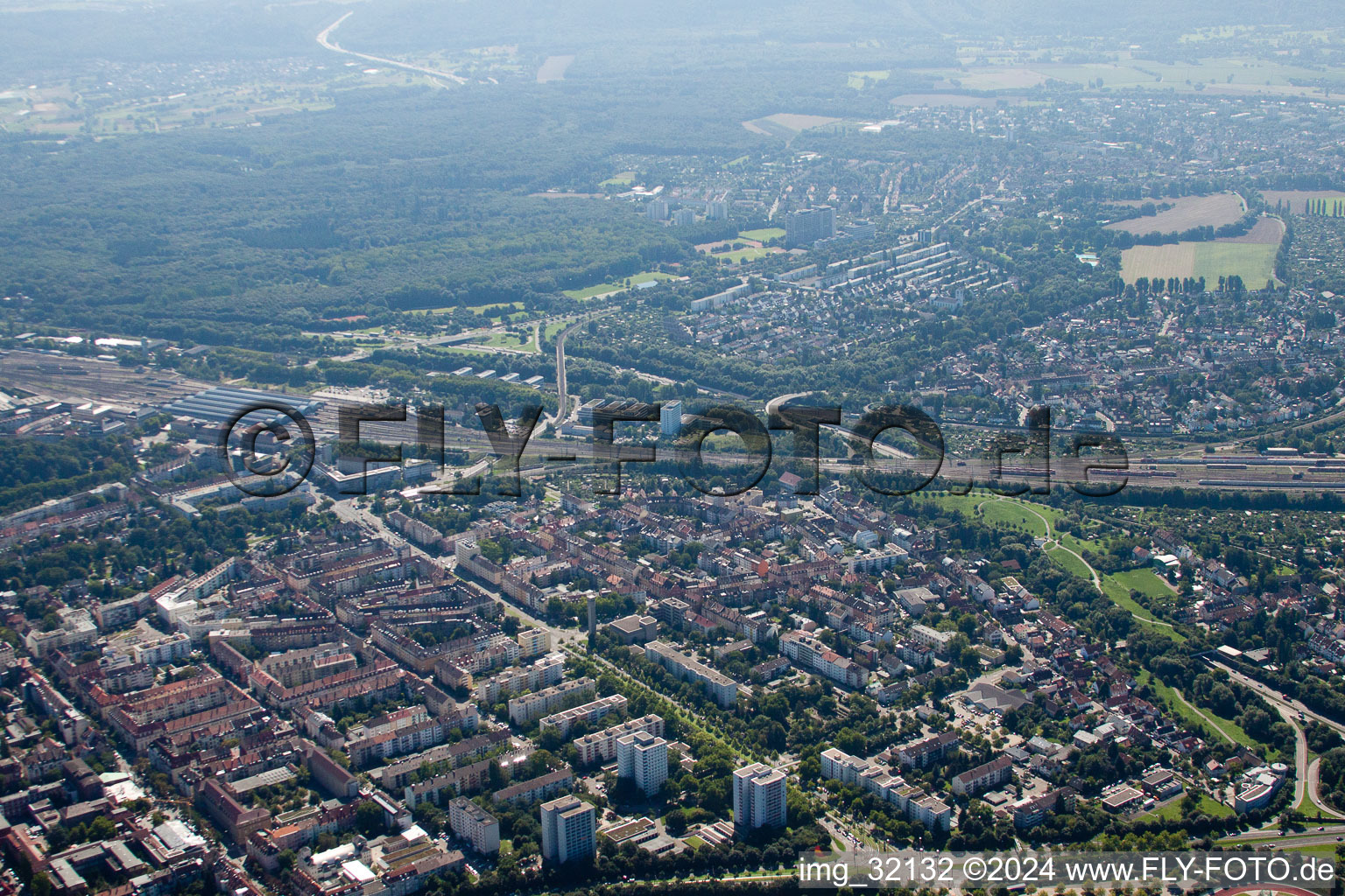 Ortsansicht der Straßen und Häuser der Wohngebiete im Ortsteil Südweststadt in Karlsruhe im Bundesland Baden-Württemberg, Deutschland
