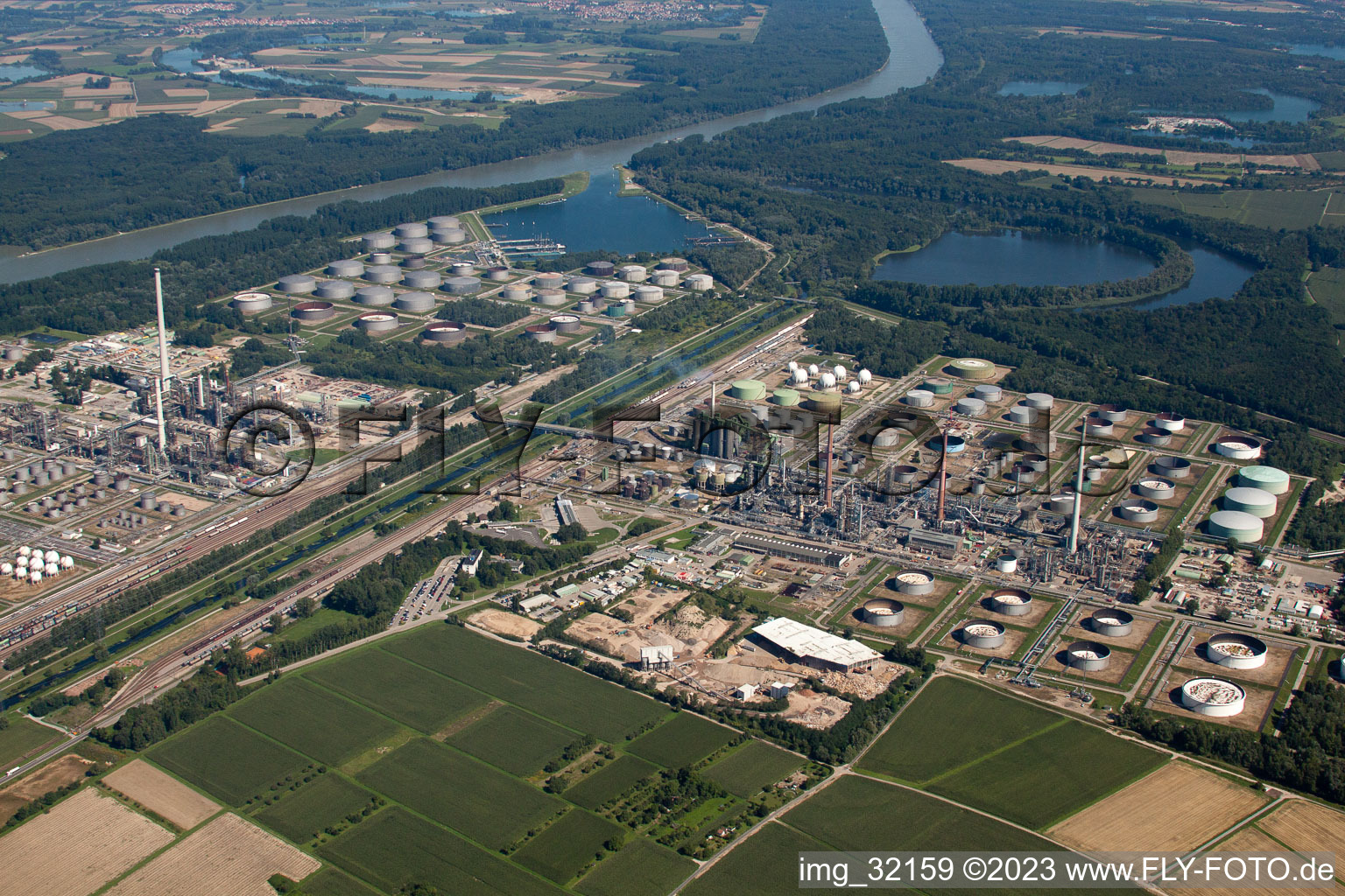 Luftaufnahme von OMV Raffinerie im Ortsteil Knielingen in Karlsruhe im Bundesland Baden-Württemberg, Deutschland