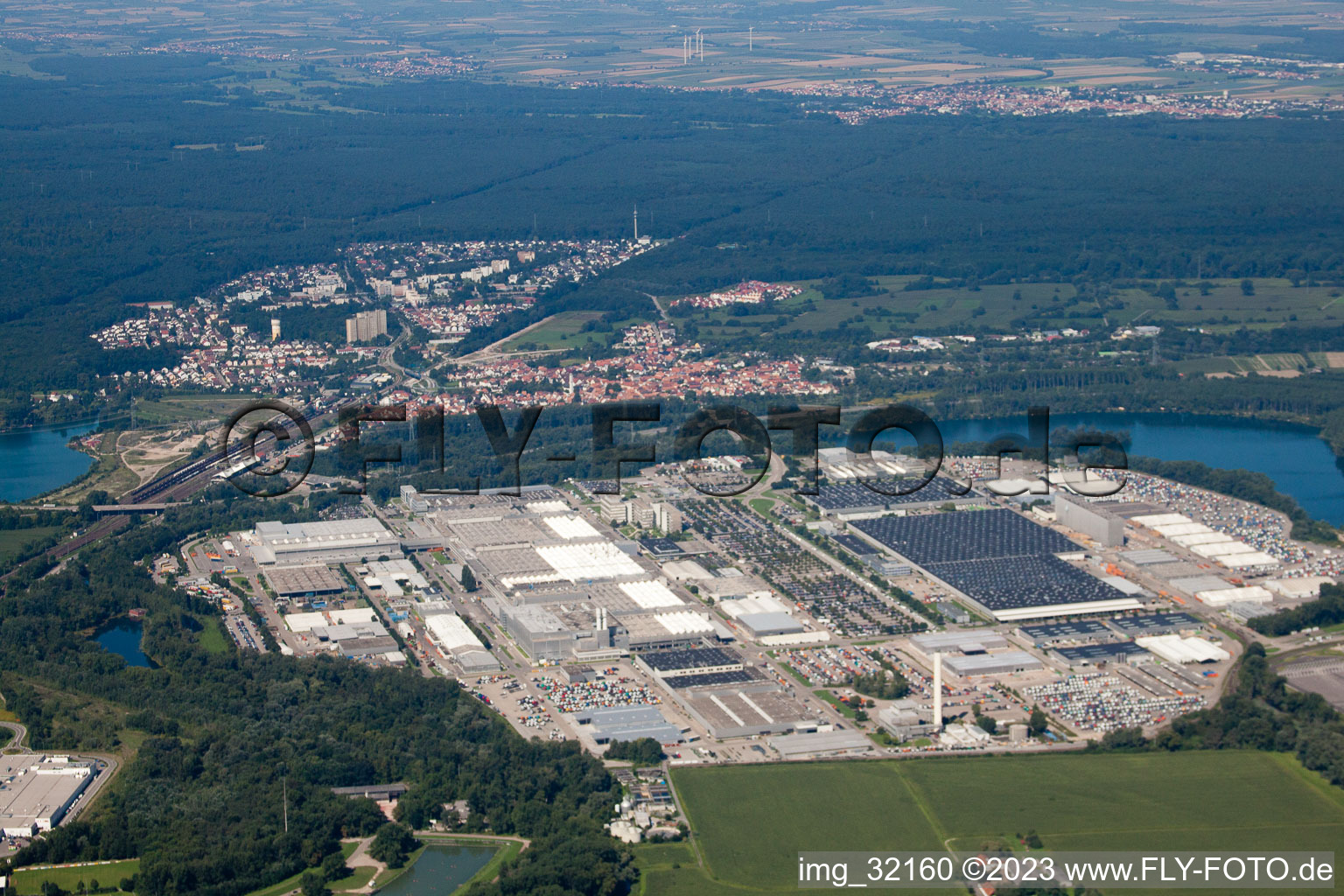 Wörth am Rhein, Daimler LKW-Werk von Osten im Bundesland Rheinland-Pfalz, Deutschland