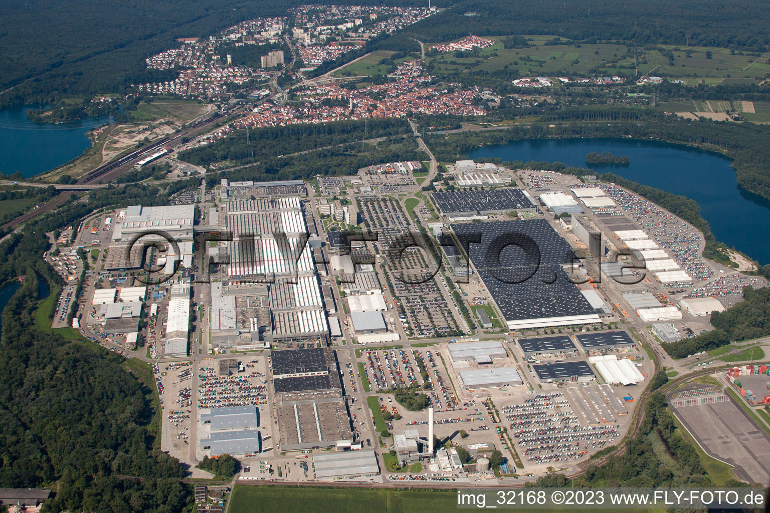Luftbild von Wörth am Rhein, Daimler LKW-Werk von Osten im Bundesland Rheinland-Pfalz, Deutschland