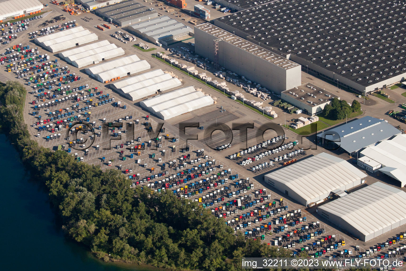 Schrägluftbild von Wörth am Rhein, Daimler LKW-Werk von Osten im Bundesland Rheinland-Pfalz, Deutschland