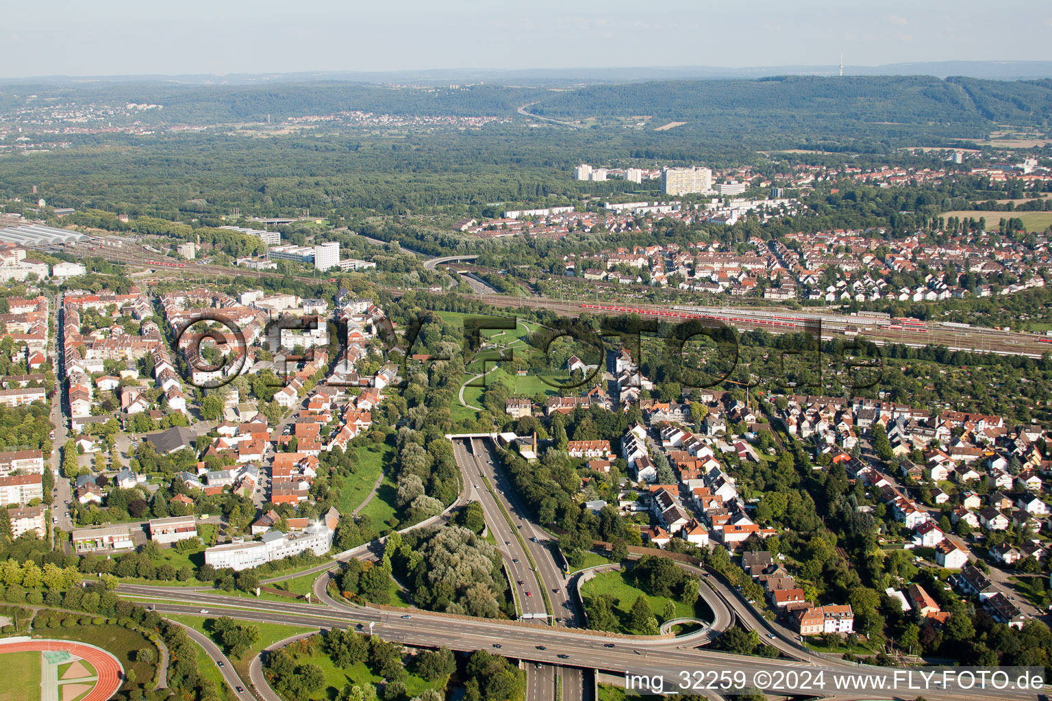 Luftbild von Ein- und Ausfahrt des Edeltrud Tunnel der Südtangente die Straße B10 verläuft durch den Tunnel im Ortsteil Beiertheim - Bulach in Karlsruhe im Ortsteil Beiertheim-Bulach im Bundesland Baden-Württemberg, Deutschland