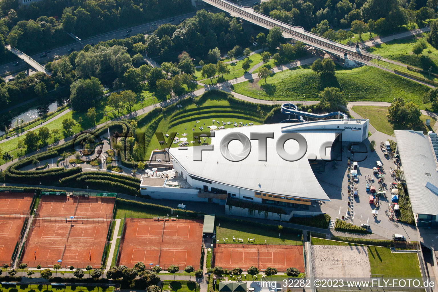 Luftaufnahme von Karlsruhe, Europahalle Europabad im Ortsteil Südweststadt im Bundesland Baden-Württemberg, Deutschland