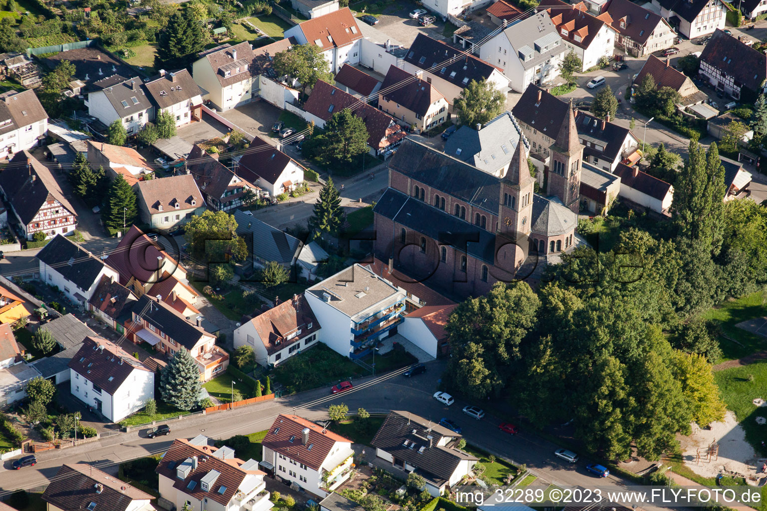Schrägluftbild von St. Cyriakus im Ortsteil Beiertheim-Bulach in Karlsruhe im Bundesland Baden-Württemberg, Deutschland