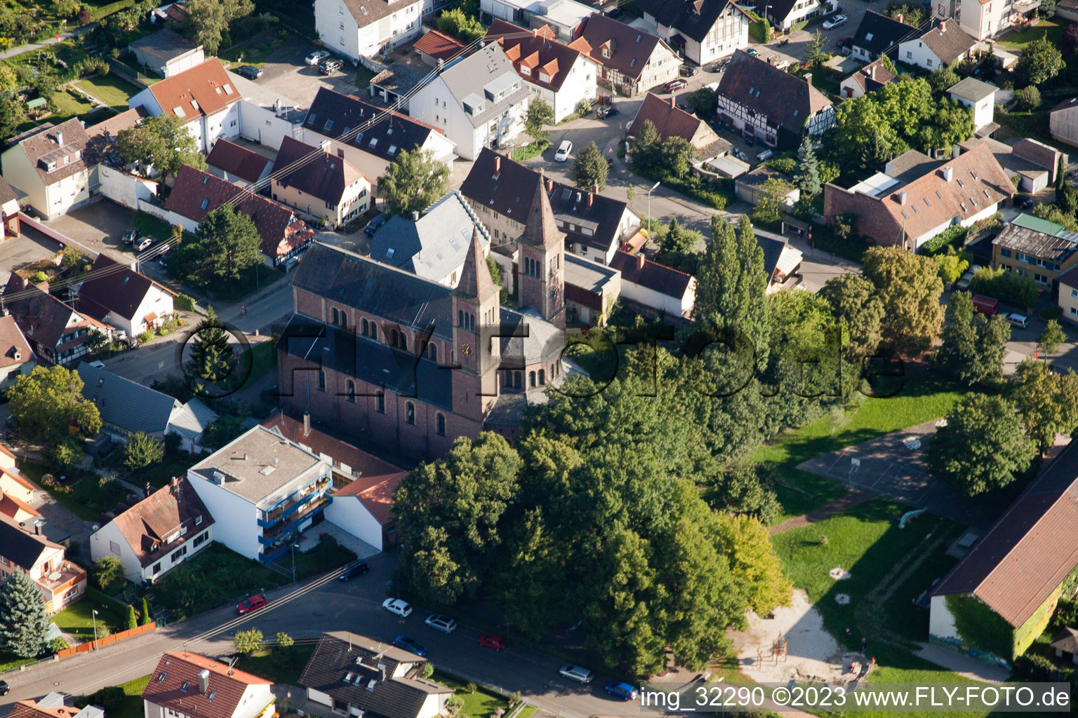 St. Cyriakus im Ortsteil Beiertheim-Bulach in Karlsruhe im Bundesland Baden-Württemberg, Deutschland von oben