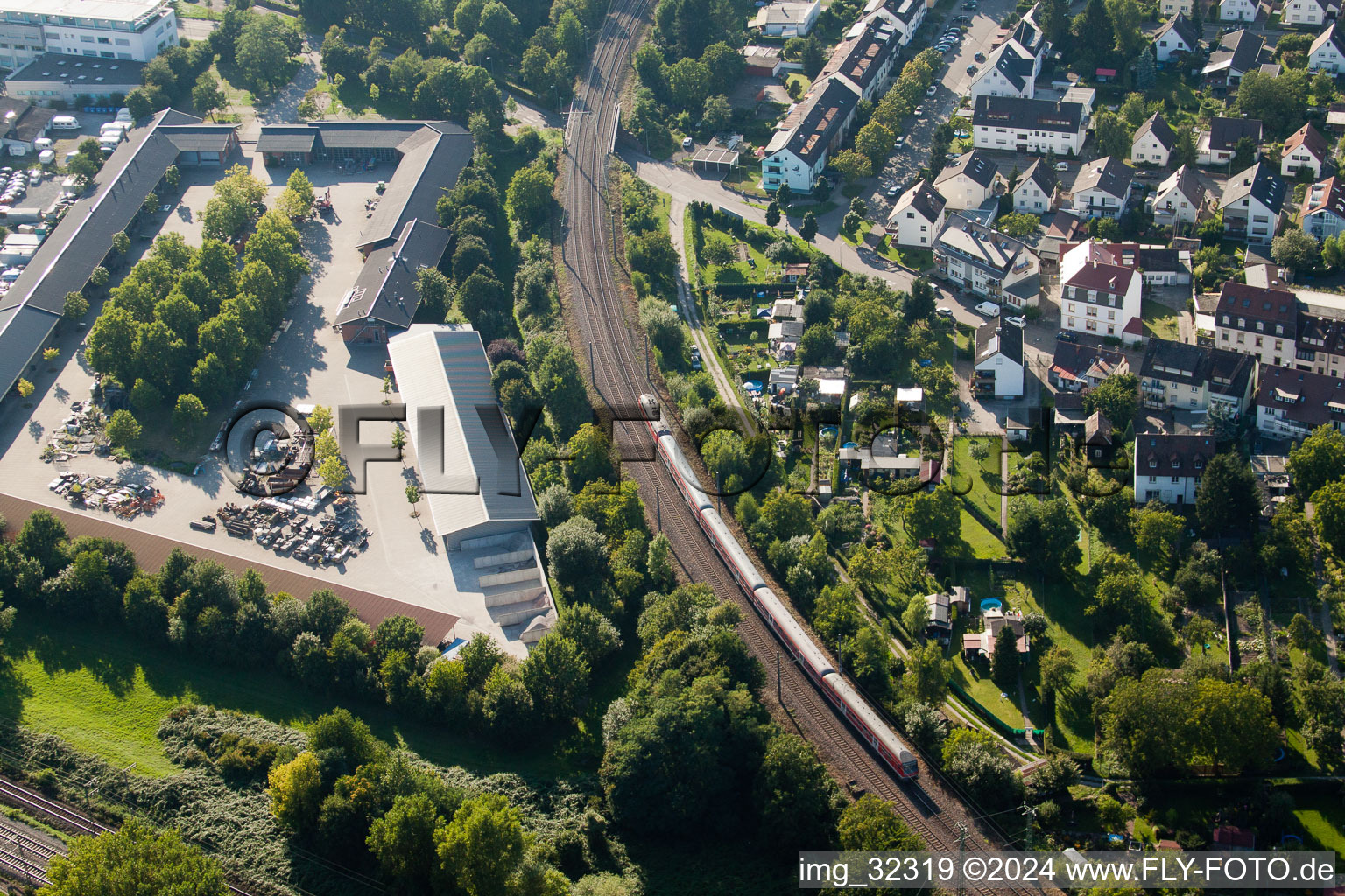 Luftbild von Eisenbahn- Brückenbauwerk zur Streckenführung der Bahn- Gleise in Karlsruhe im Ortsteil Weiherfeld-Dammerstock im Bundesland Baden-Württemberg, Deutschland