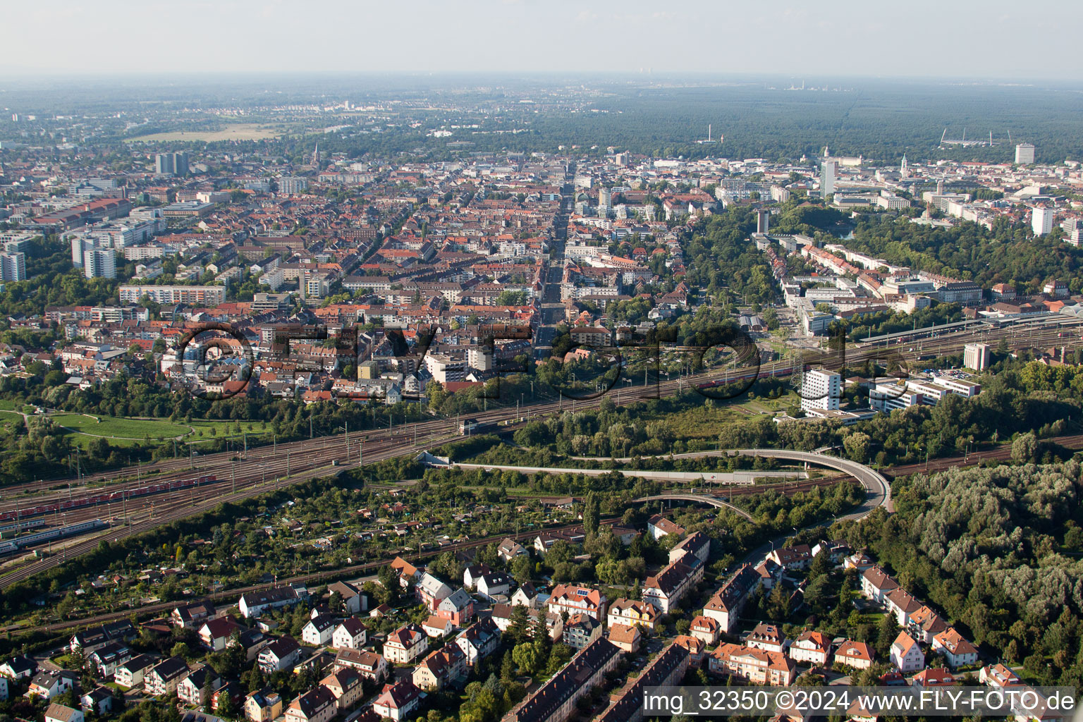 Ortsansicht der Straßen und Häuser der Wohngebiete in Karlsruhe im Ortsteil Weiherfeld-Dammerstock im Bundesland Baden-Württemberg, Deutschland