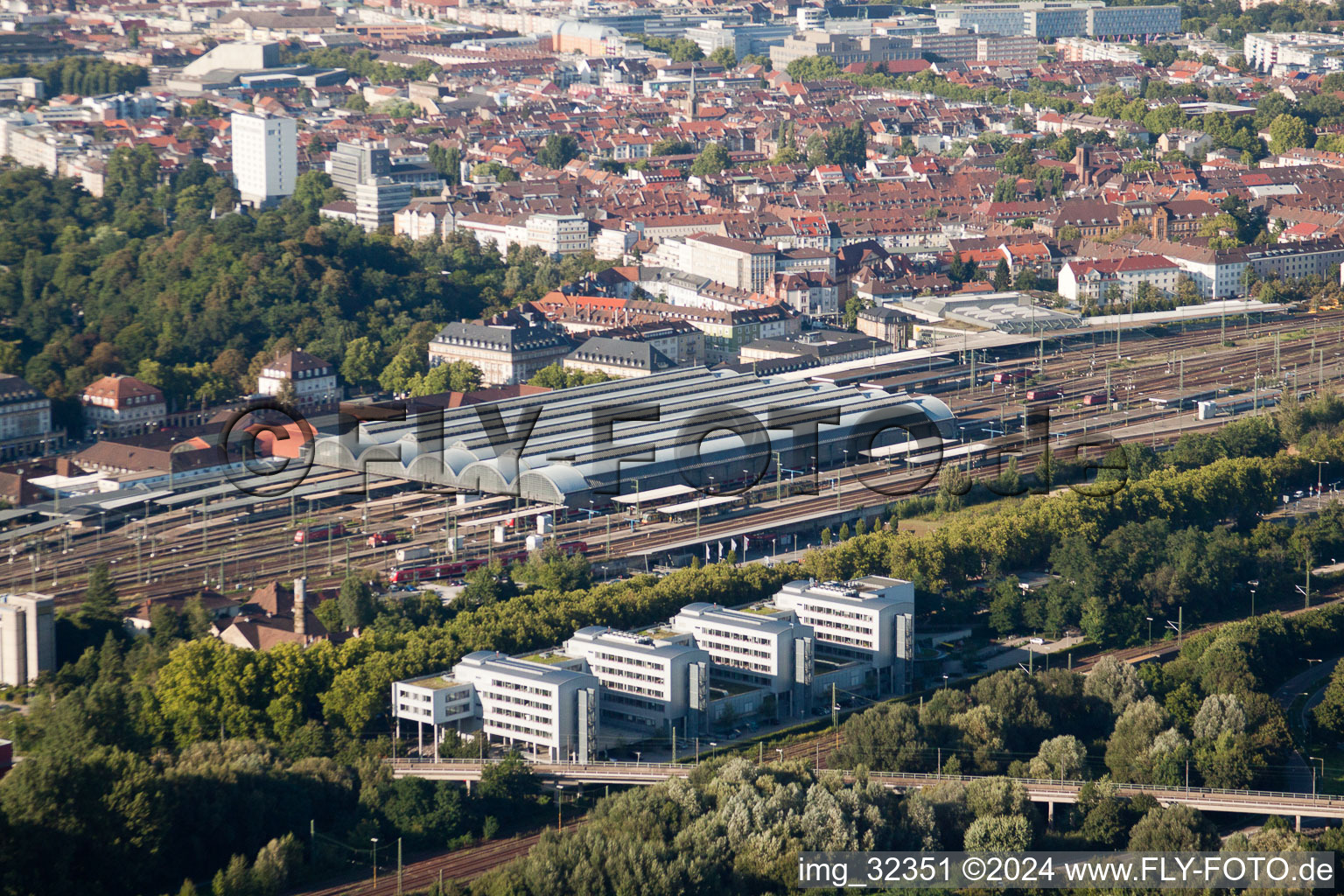 Luftbild von Gleisverlauf und Gebäude des Hauptbahnhofes der Deutschen Bahn in Karlsruhe im Ortsteil Südweststadt im Bundesland Baden-Württemberg, Deutschland