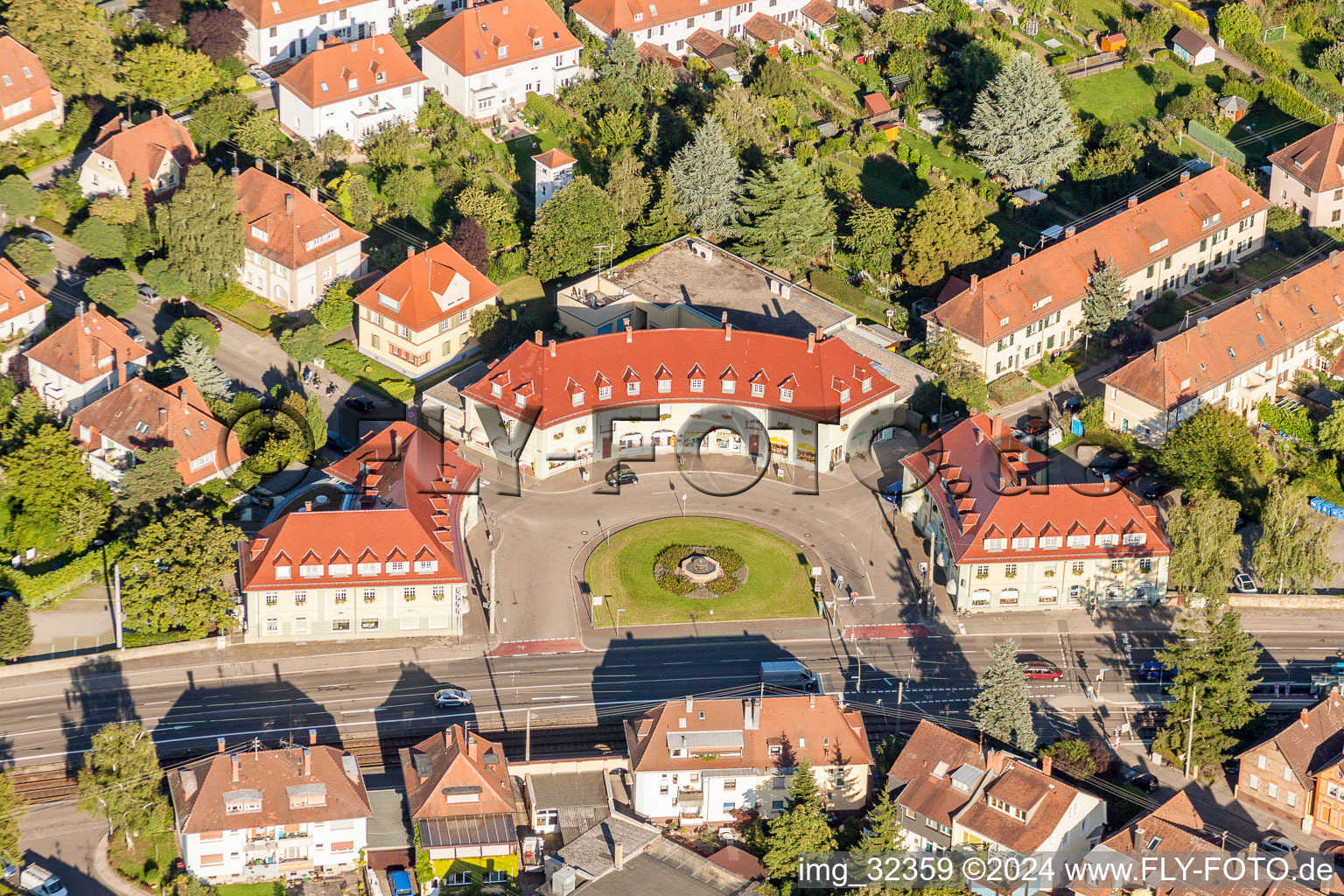 Luftbild von Halbkreis- runder Platz Ostendorfplatz im Ortsteil Rüppurr in Karlsruhe im Bundesland Baden-Württemberg, Deutschland