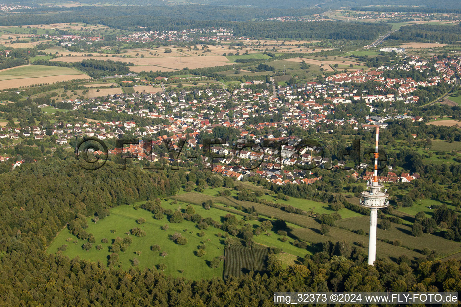 Fernmeldeturm- Bauwerk und Fernsehturm im Ortsteil Grünwettersbach in Karlsruhe im Bundesland Baden-Württemberg, Deutschland