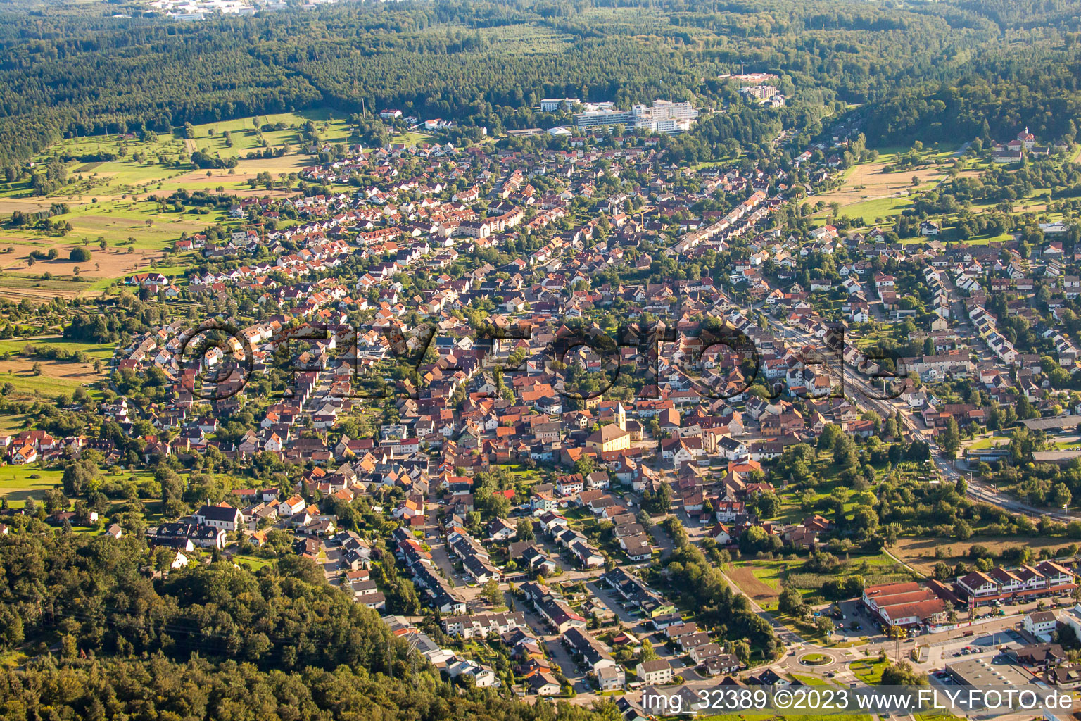 Ortsteil Langensteinbach in Karlsbad im Bundesland Baden-Württemberg, Deutschland aus der Drohnenperspektive