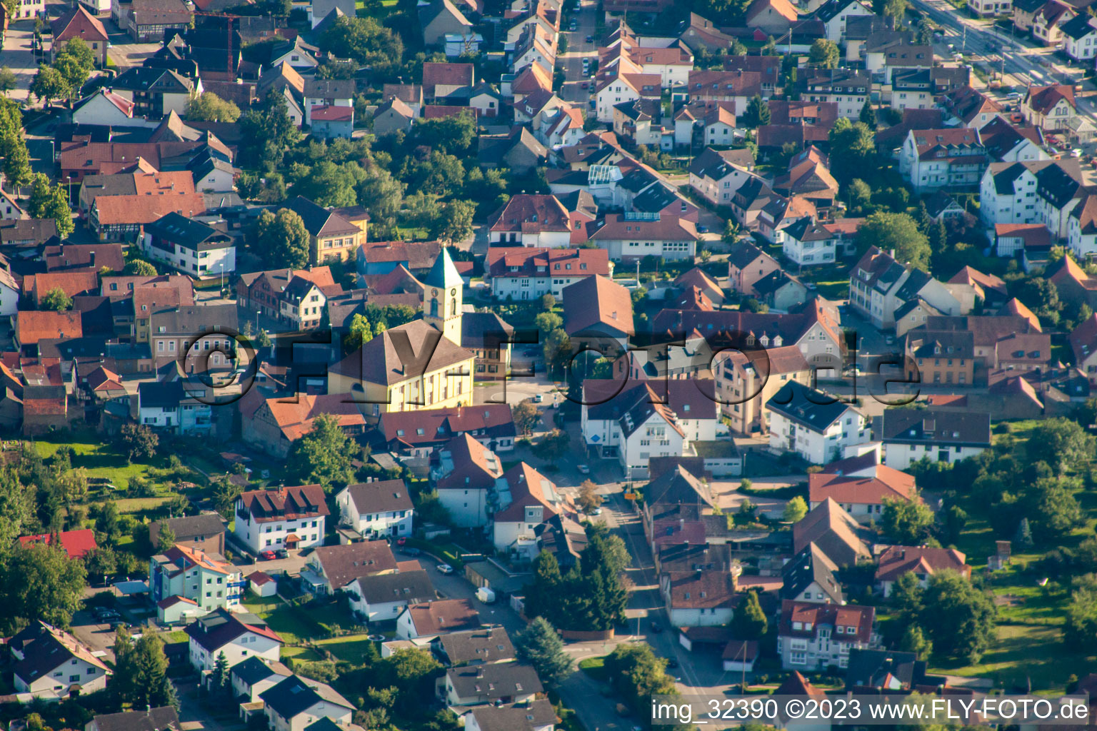 Ortsteil Langensteinbach in Karlsbad im Bundesland Baden-Württemberg, Deutschland von einer Drohne aus