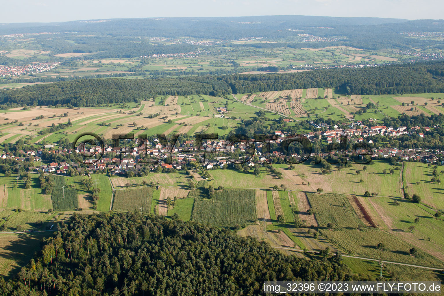 Schrägluftbild von Ortsteil Auerbach in Karlsbad im Bundesland Baden-Württemberg, Deutschland