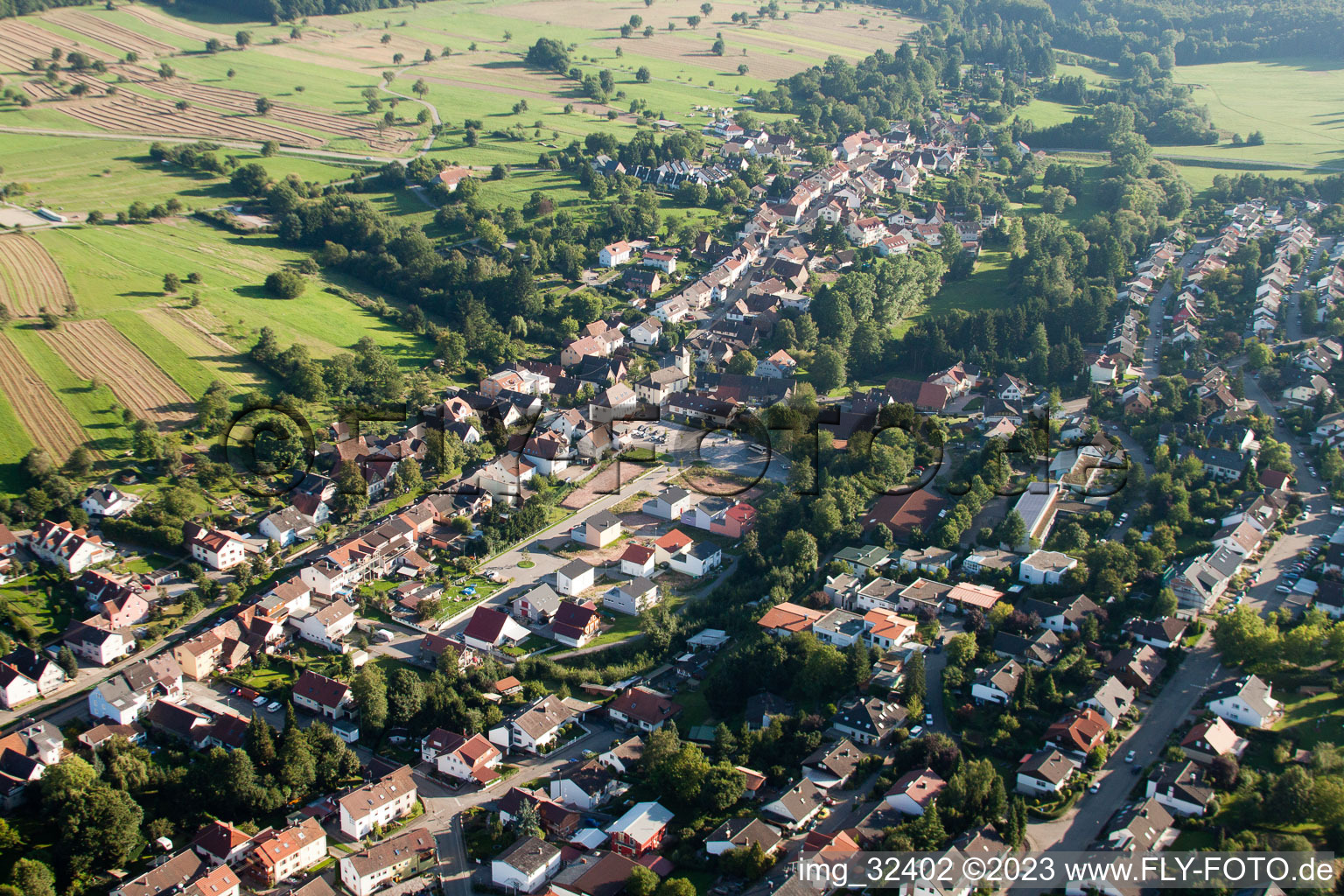 Ortsteil Auerbach in Karlsbad im Bundesland Baden-Württemberg, Deutschland aus der Luft