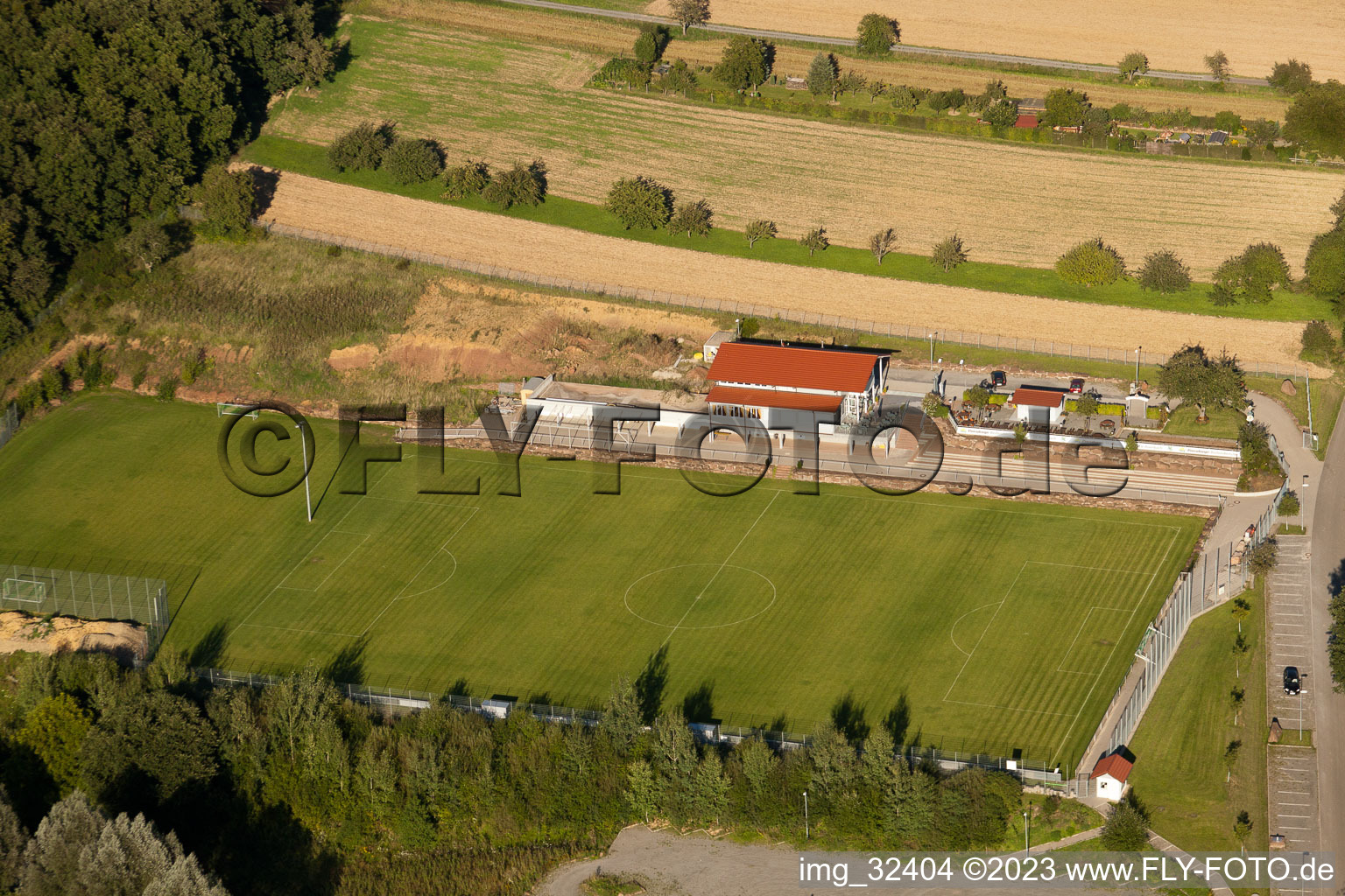 Schrägluftbild von Auerbach, Pneuhage Stadion in Karlsbad im Bundesland Baden-Württemberg, Deutschland