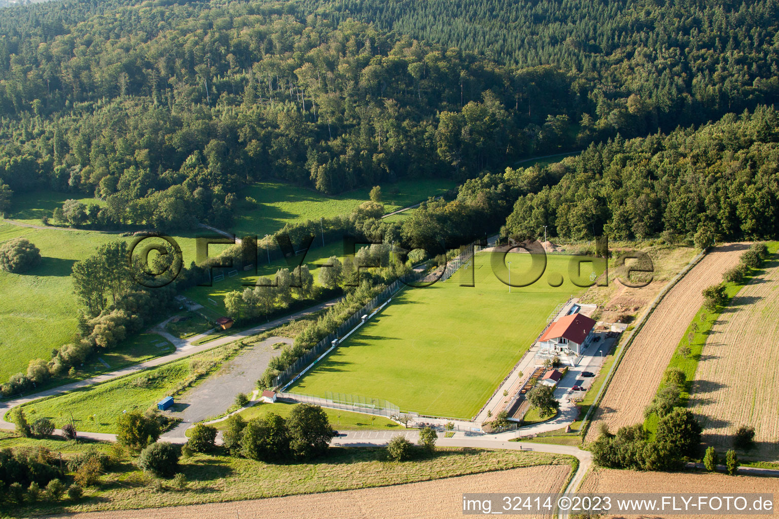 Auerbach, Pneuhage Stadion in Karlsbad im Bundesland Baden-Württemberg, Deutschland aus der Drohnenperspektive