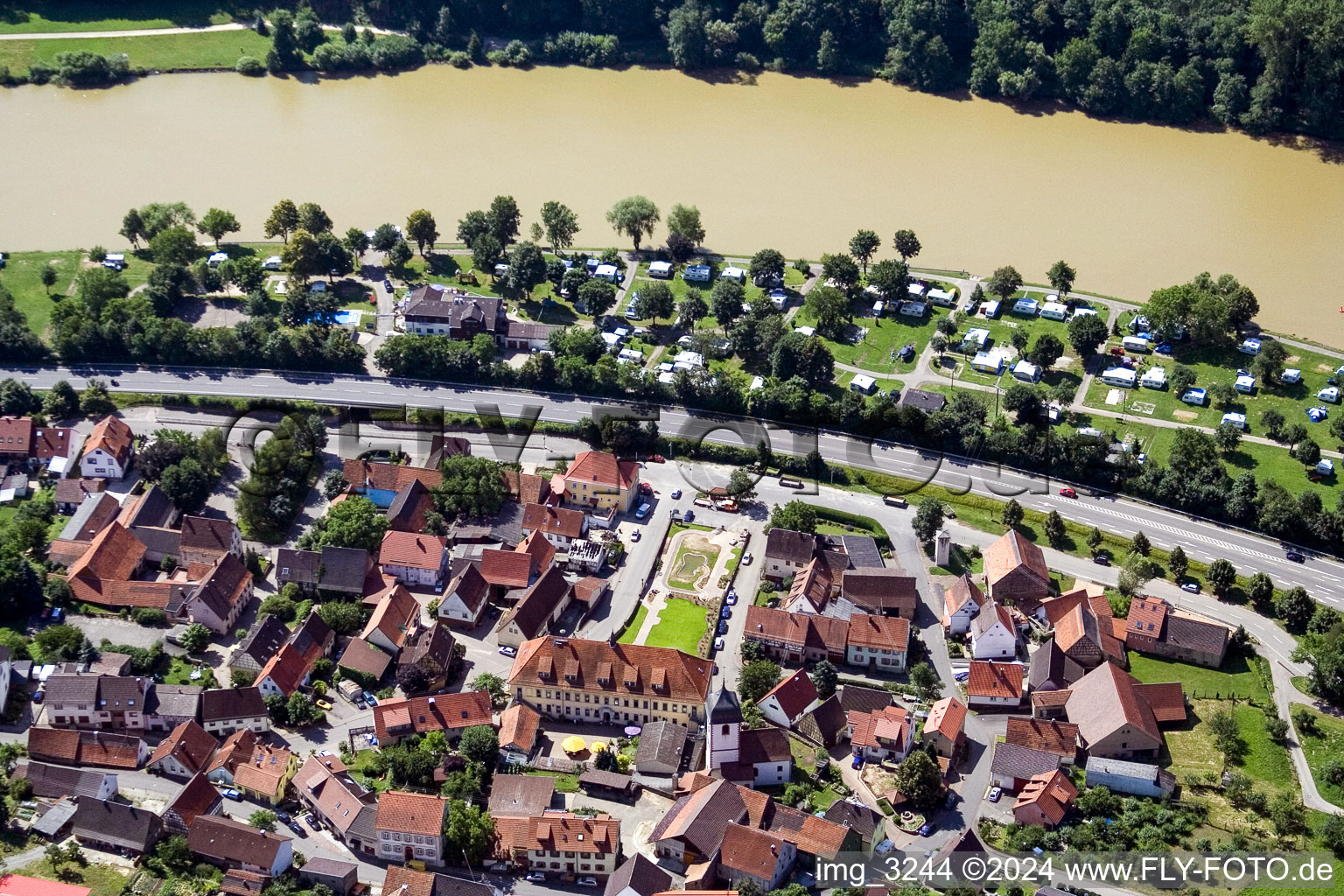 Luftbild von Dorfkern an den Fluß- Uferbereichen Neckar im Ortsteil Mörtelstein in Binau im Bundesland Baden-Württemberg, Deutschland