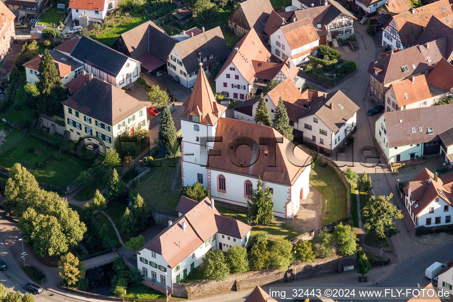 Luftbild von Kirchengebäude der Ev. Kirche in Ellmendingen in der Dorfmitte im Ortsteil Ellmendingen in Keltern im Bundesland Baden-Württemberg, Deutschland