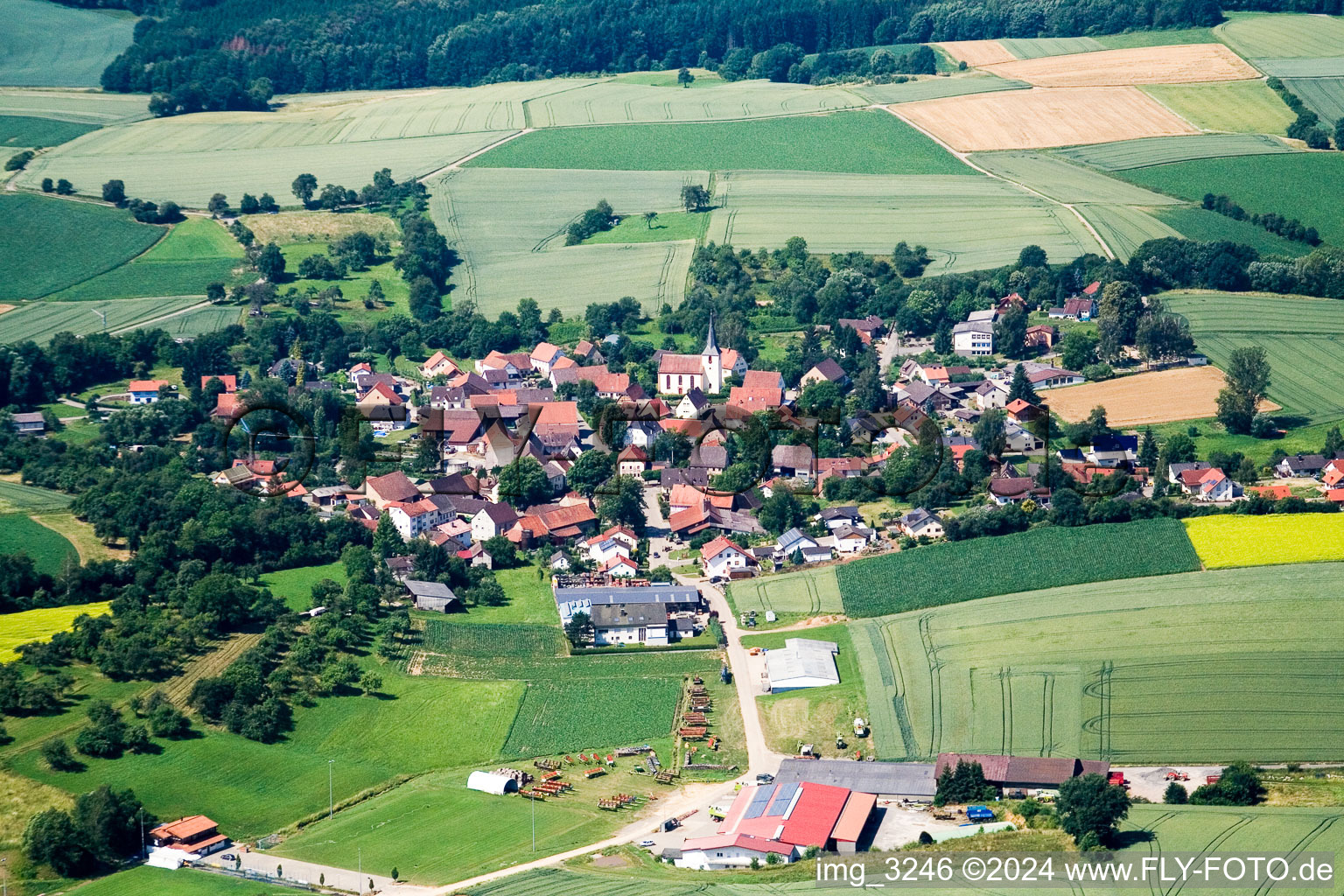 Dorf - Ansicht am Rande von landwirtschaftlichen Feldern und Nutzflächen im Ortsteil Daudenzell in Aglasterhausen im Bundesland Baden-Württemberg, Deutschland