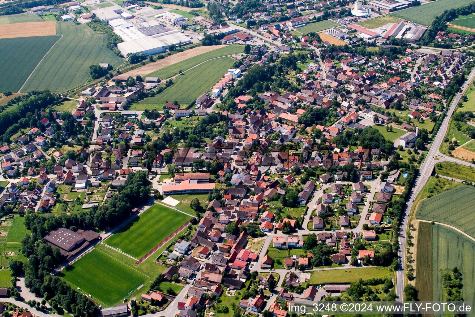 Dorf - Ansicht am Rande von landwirtschaftlichen Feldern und Nutzflächen im Ortsteil Helmstadt in Helmstadt-Bargen im Bundesland Baden-Württemberg, Deutschland